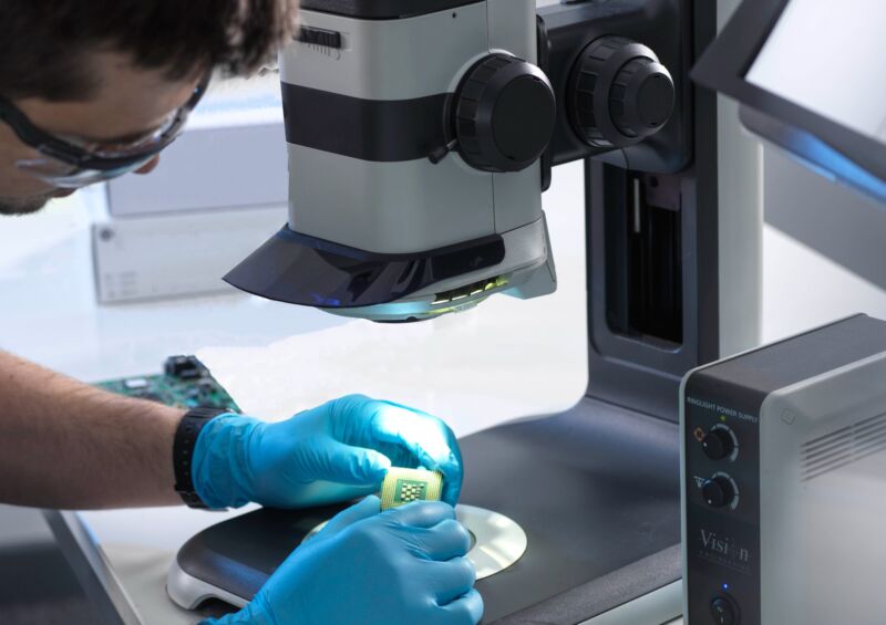 New digital stereo system expands optical microscope capability